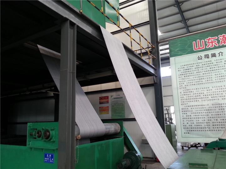 运煤输送带适用于≤40º倾角的粉状、颗粒状小块状物料输送也可以输送袋装物料