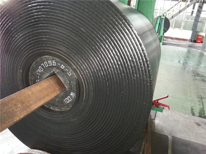 矿用阻燃输送带具有良好的阻燃效果，特殊的加工工艺可保证输送带在使用时不会出现带体不脱层的现象